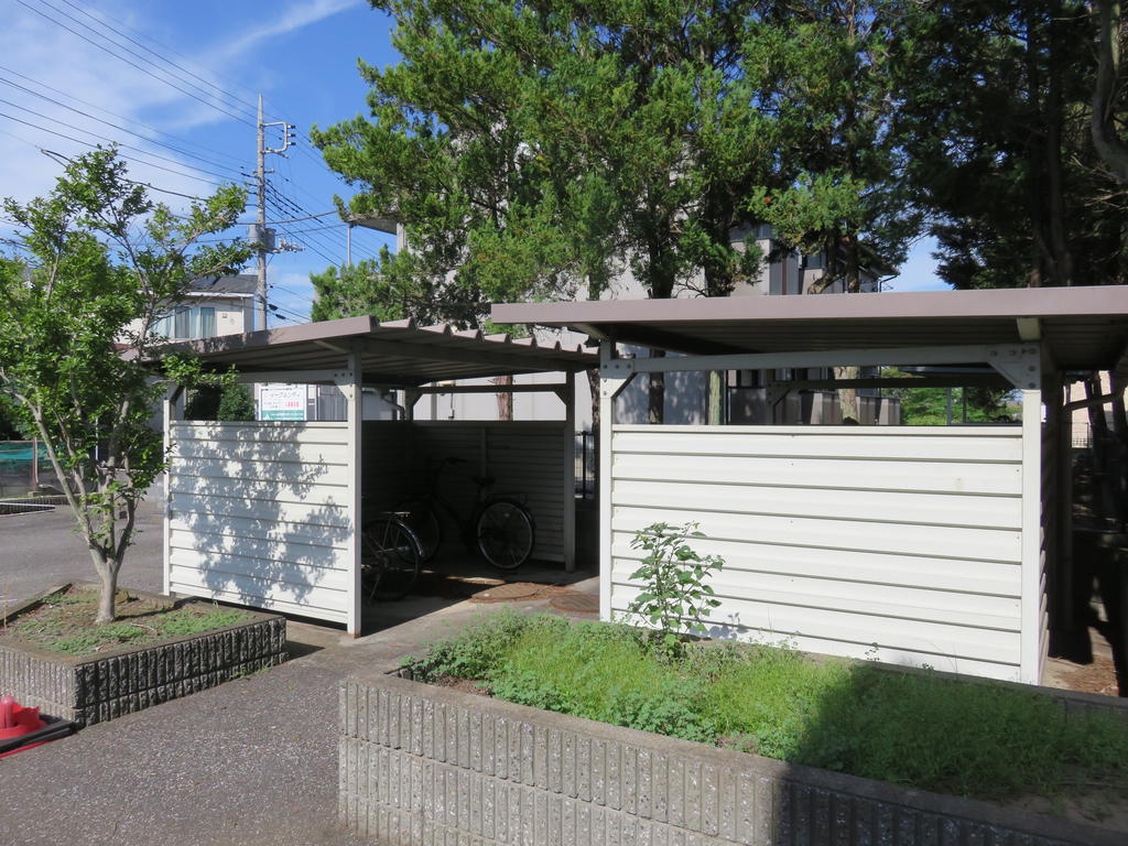 その他共有部分　緑に囲まれた駐輪場