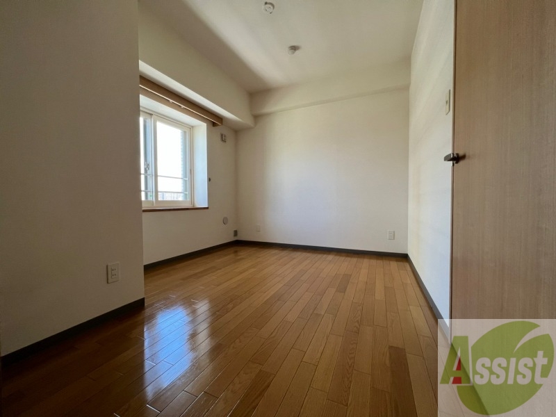 その他部屋・スペース　寝室はこちらです。光が差し込む、温かみのあるお部屋です。