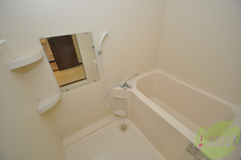 バス・シャワールーム　白いきれいな浴室、肩までしっかり浸かれて疲労もしっかり回復