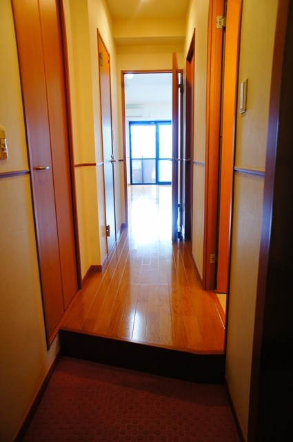 玄関　玄関から見た室内