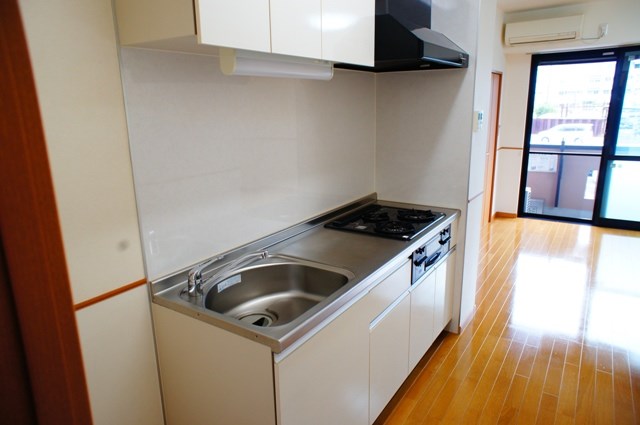 キッチン　システムキッチン３口コンログリル付き