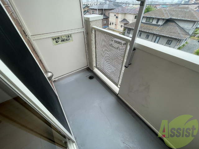 バルコニー　バルコニーです、広く洗濯物がはかどりそうですね！