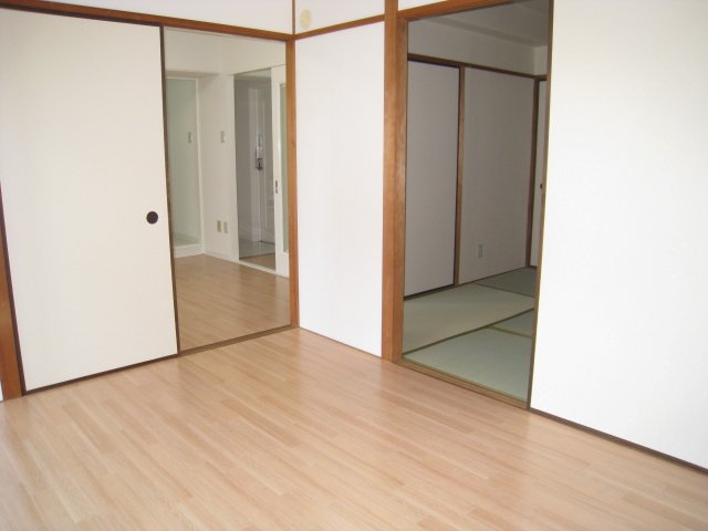 居室・リビング　同物件別号室のものです。