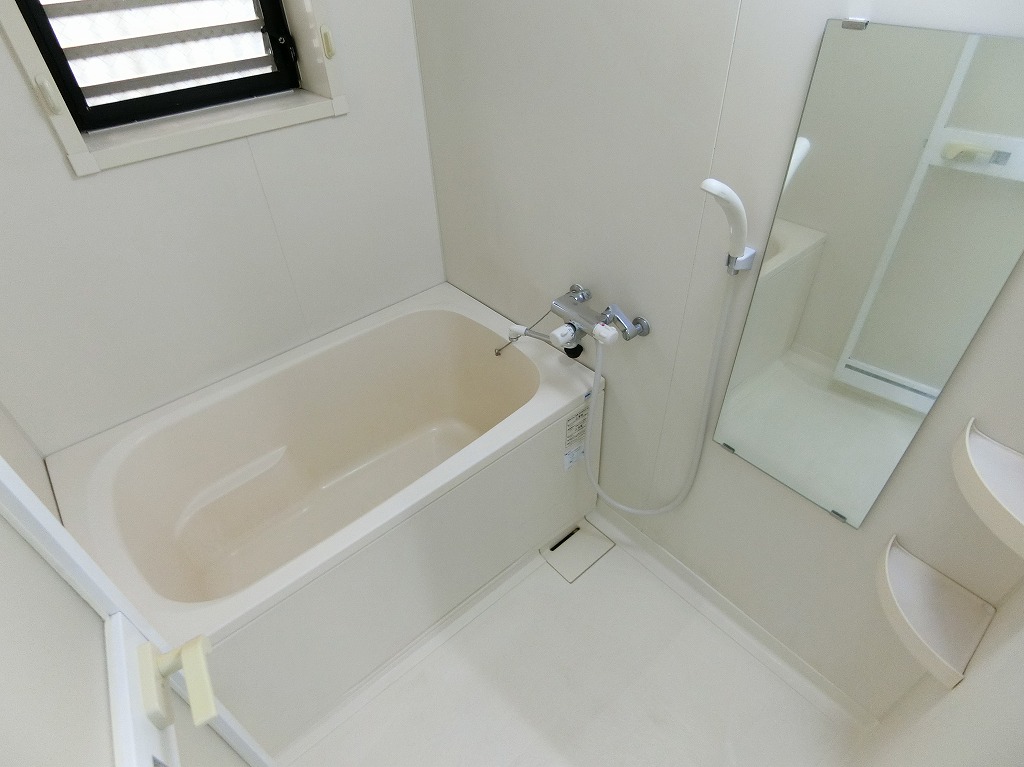 バス・シャワールーム　少し大きめのバスルーム　１２１６サイズ　換気窓あり