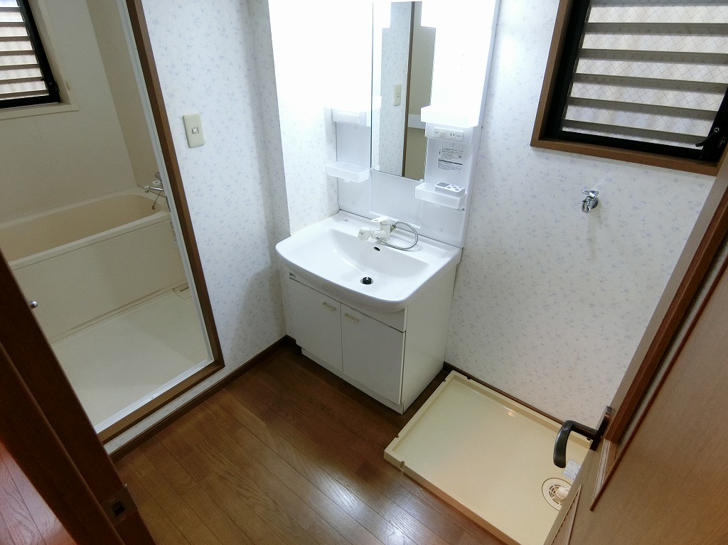 洗面設備　扉付き脱衣所（洗面台・洗濯パン）　換気窓もあります。