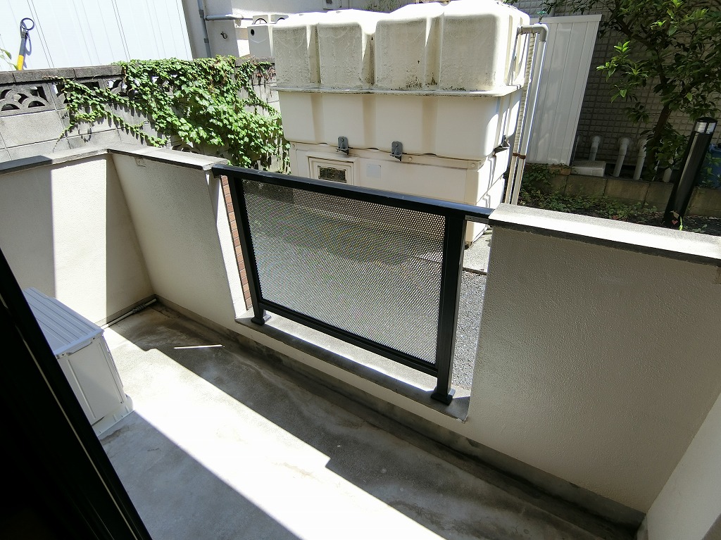 バルコニー　前面棟との距離もあり１階でも陽当り問題なし　奥の角部屋