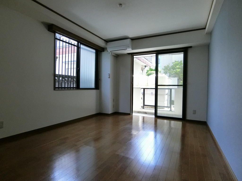 居室・リビング　ゆとりのある９．２帖　陽当り良好