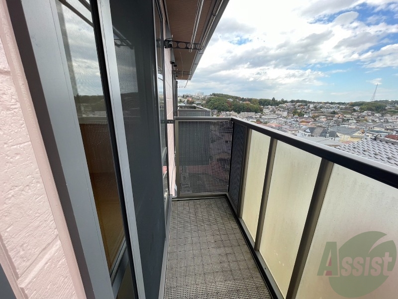 バルコニー　バルコニースペースも広く、洗濯物も問題なく干せそうですね。