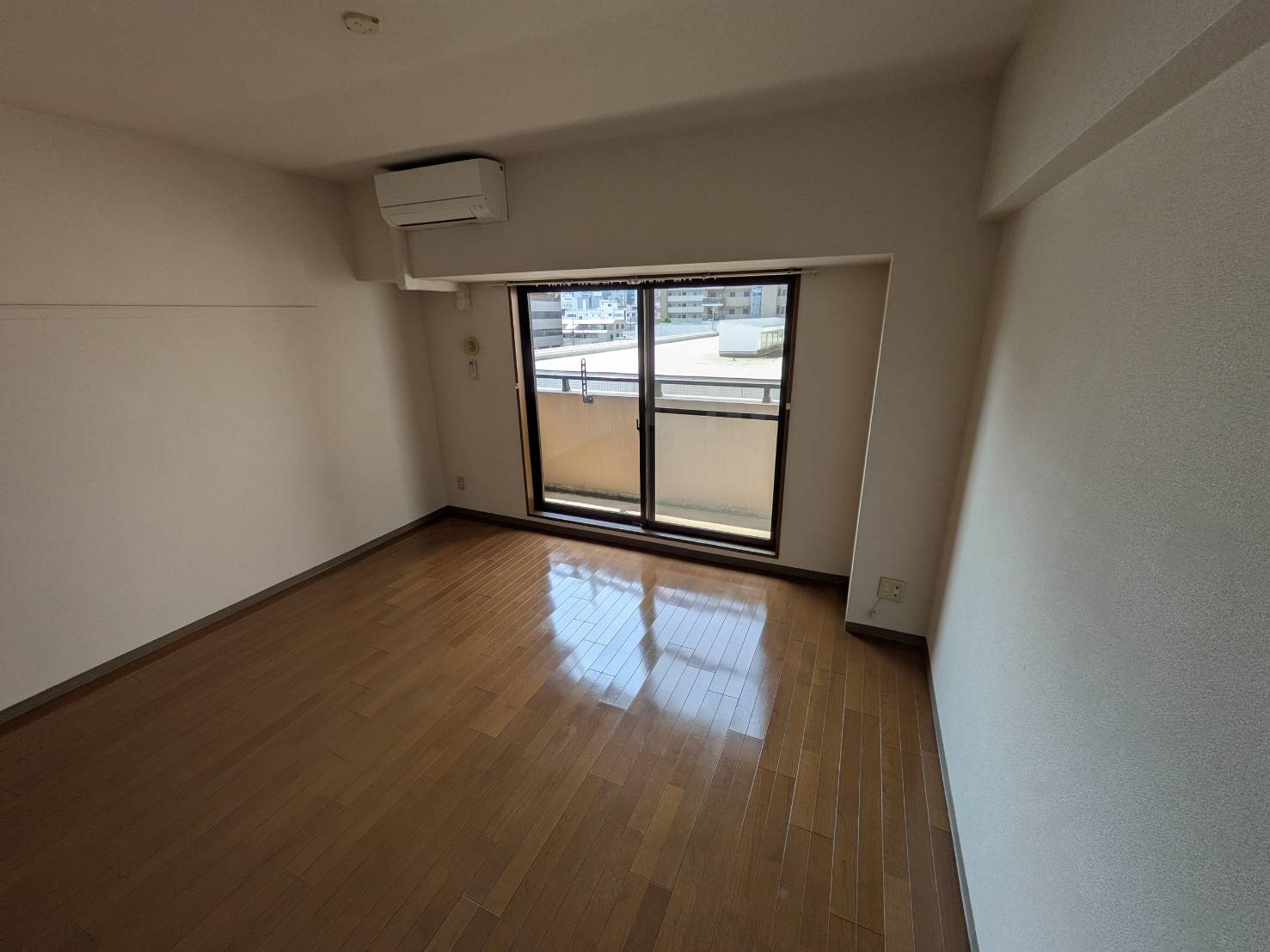 居室・リビング　同系統の別号室です。参考写真となります。