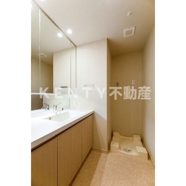 洗面設備　明るい洗面所です