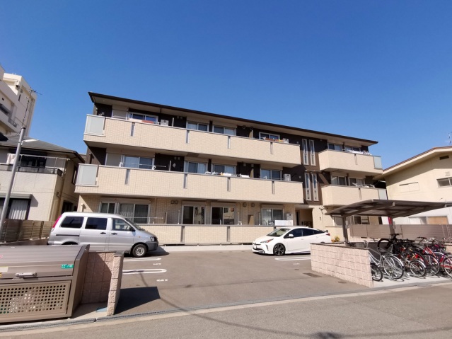 建物外観　南向きで全室日当り良好