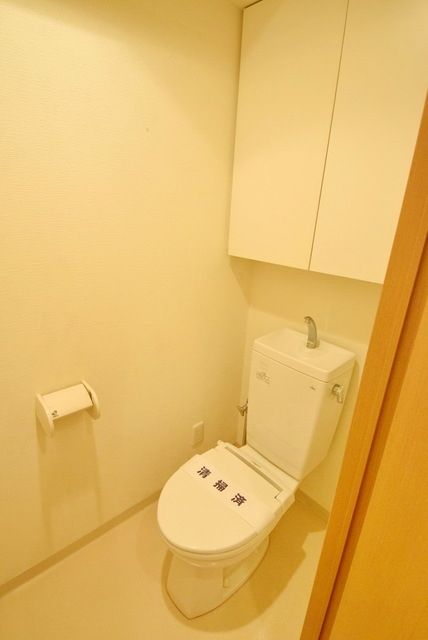 トイレ　♪暖房便座付きで上部に便利な収納もあります♪