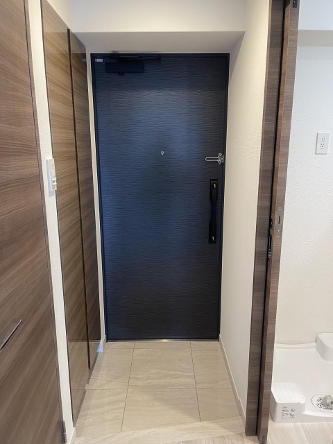 玄関　同物件別号室のものです。
