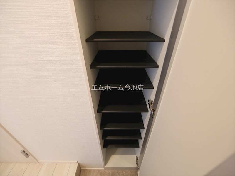 玄関　玄関　シューズボックス付（収納充実）同仕様写真