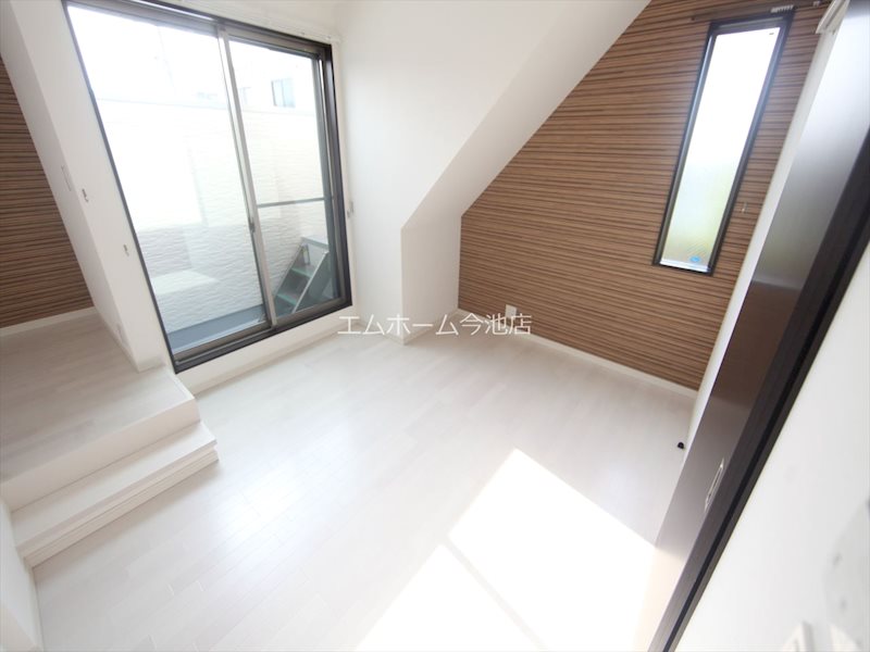 居室・リビング　LDK8.7帖　エアコン付　換気良好　バルコニー