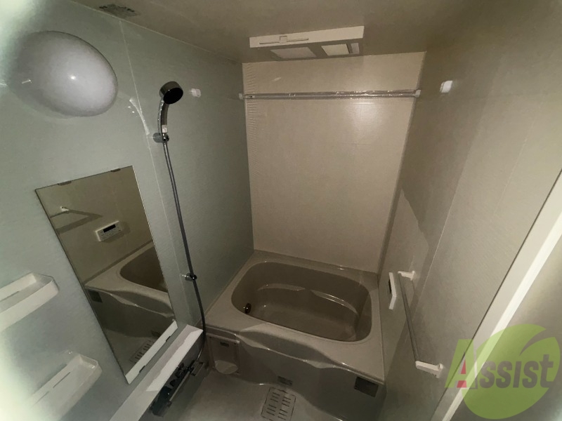 バス・シャワールーム　浴室はシンプル。一人暮らしにはちょうど良いサイズですね。