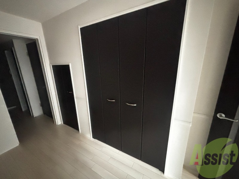 収納　洋室にあるクローゼットです。両開きになっています。