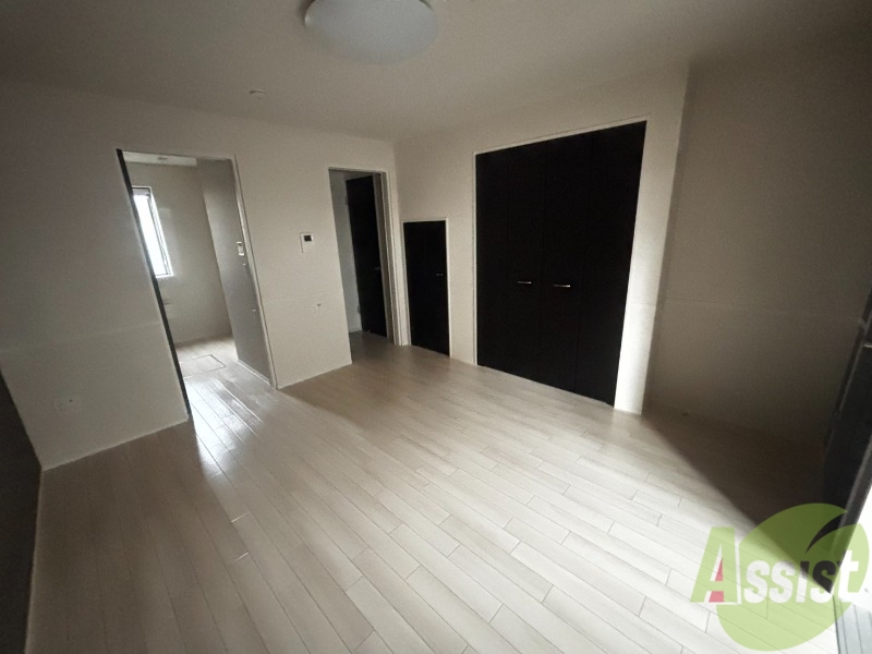 その他部屋・スペース　８帖の洋室。いろいろな家具の配置を考えられそうですね。