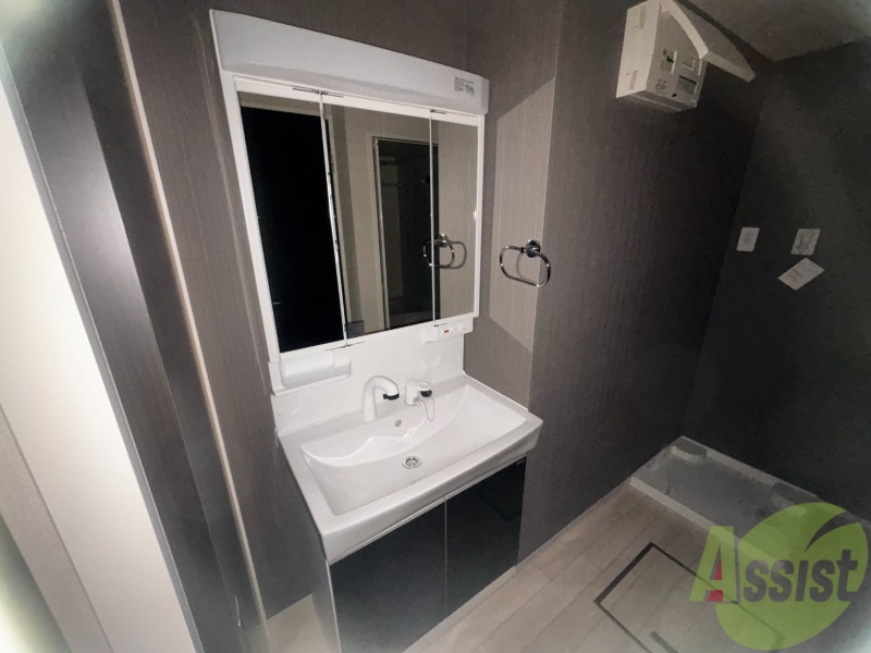 洗面設備　洗面台はシンプルなつくりで手入れがしやすそうですね。