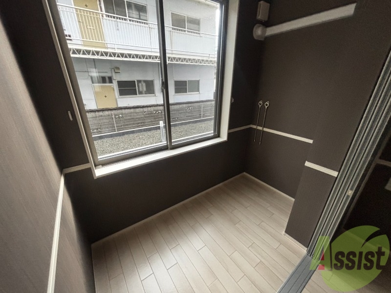 バルコニー　バルコニーはありませんが洗濯物を干すスペースはございます。