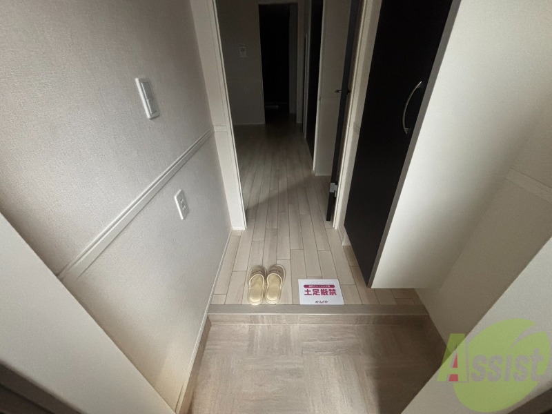 玄関　玄関からの様子です。すぐ部屋が見えないのは安心ですね。