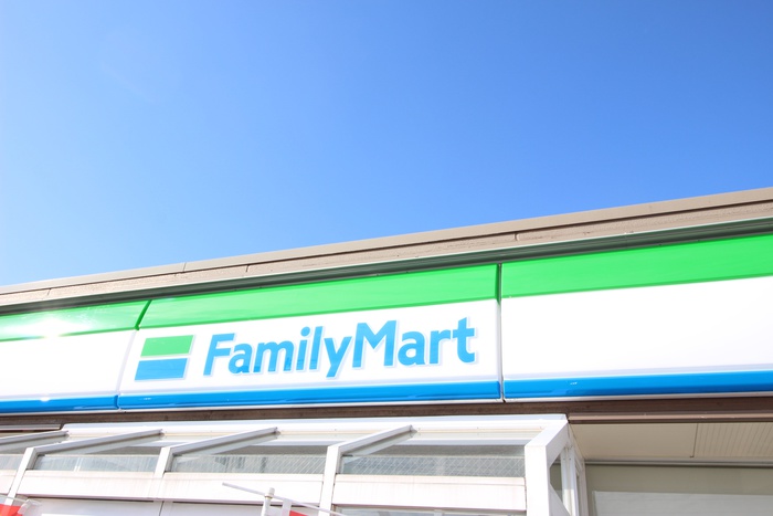 コンビニ　ファミリーマート（コンビニ）まで210m