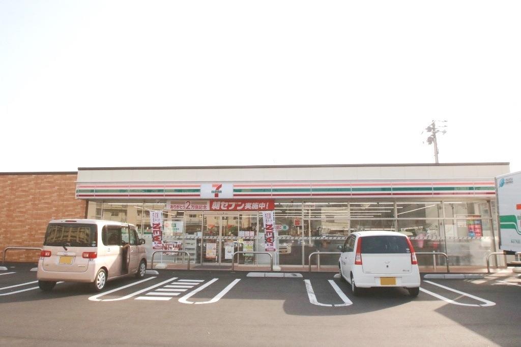 コンビニ　セブンイレブン下関長府前八幡町店（コンビニ）まで703m