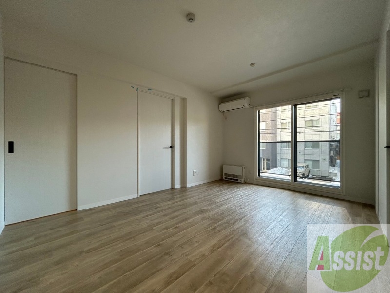 居室・リビング　白さが清潔感を出してくれます。お部屋も明るいですね。