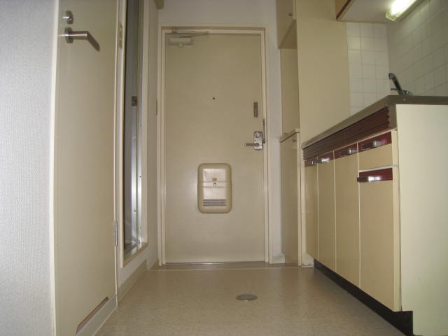 玄関　※別のお部屋の写真です。現況を優先させていただきます。