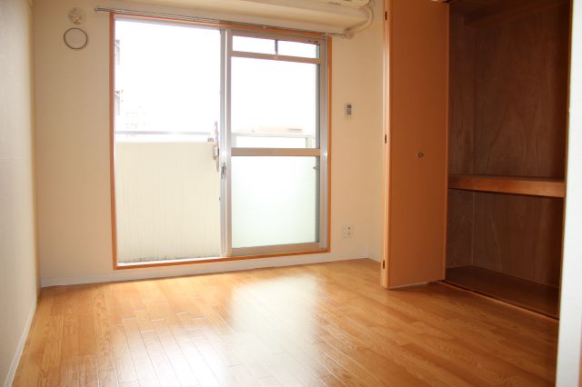 居室・リビング　陽が入り明るいお部屋です。