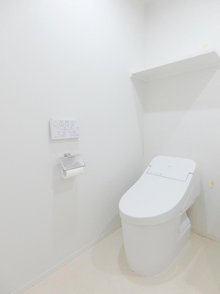トイレ　温水洗浄便座付きトイレです。