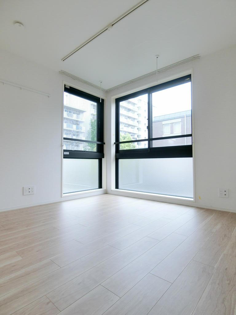 居室・リビング　3面採光の明るい角部屋です。