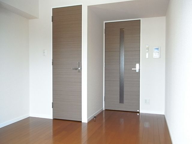 居室・リビング　シックなカラーの建具