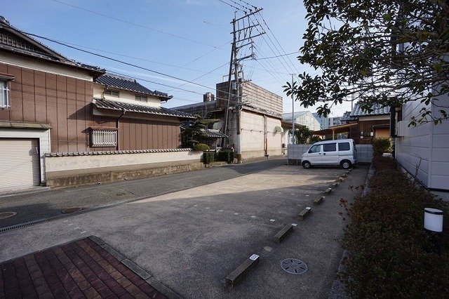 駐車場　駐車場があるので、車を買う予定の方も安心です