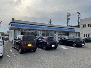 コンビニ　ローソン（コンビニ）まで700m