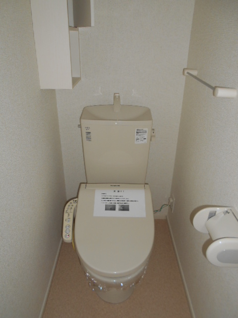 トイレ　温水洗浄便座完備・小物収納棚あり