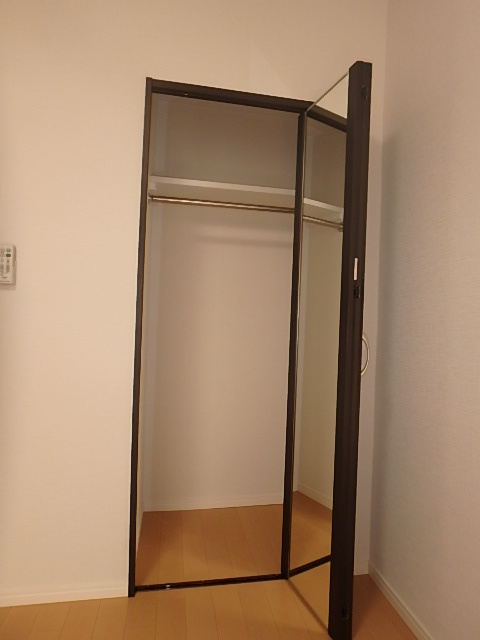 収納　ミラー付押入れです