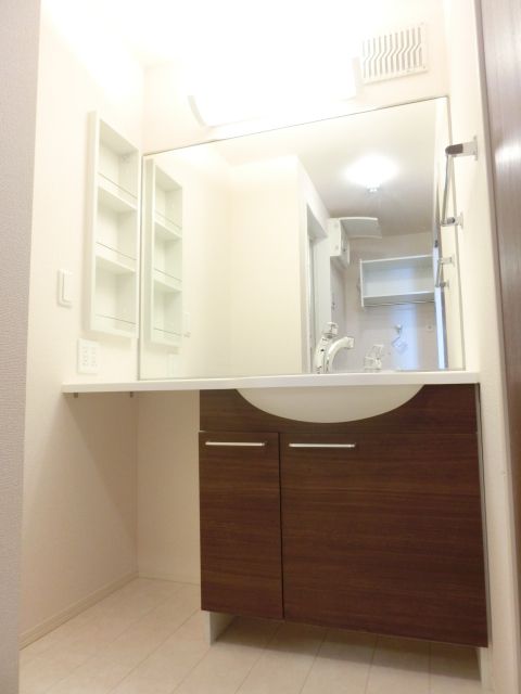 洗面設備　忙しい朝も便利な独立洗面台付き