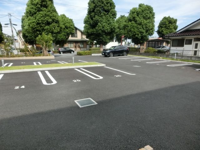 駐車場　駐車場も広く止めやすそうです。