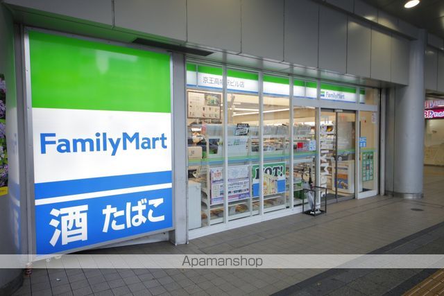 コンビニ　ファミリーマート（コンビニ）まで304m