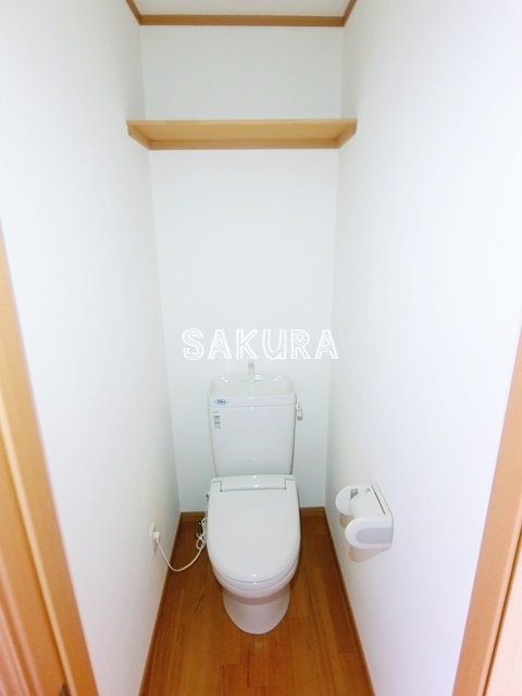トイレ　便利な上部棚付き♪