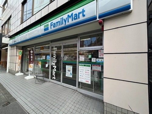 コンビニ　ファミリーマート 町田中町三丁目店（コンビニ）まで209m