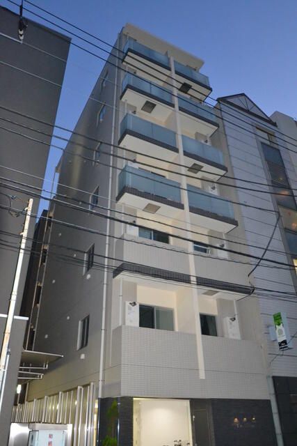 建物外観　鉄筋コンクリート造・総戸数は12戸です。