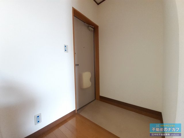 玄関　※過去の室内写真のため現況と異なる場合があります