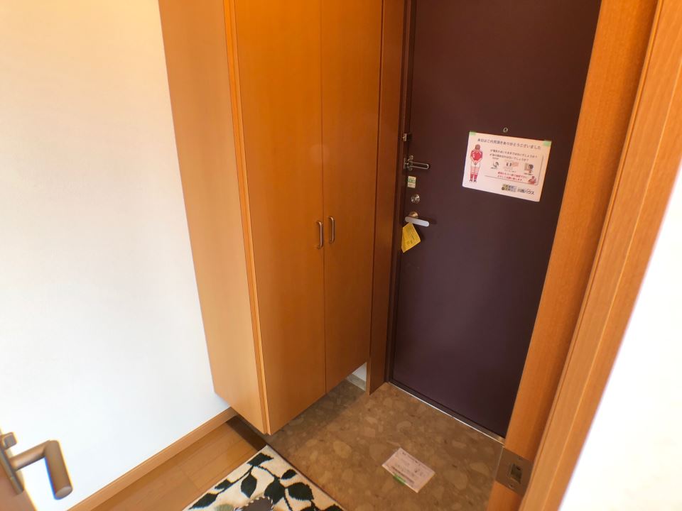 玄関　対面キッチンにはカウンターも付いています