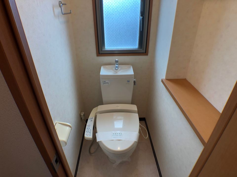 トイレ　温水洗浄便座付です