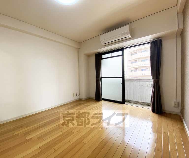 居室・リビング　落ち着いた雰囲気のお部屋です