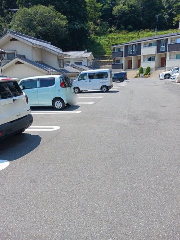 駐車場　駐車場があるので、車を買う予定の方も安心です