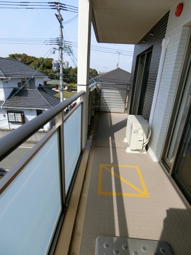 バルコニー　同物件の異なる階数のお写真です