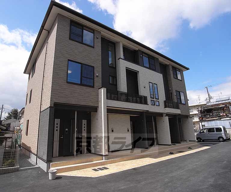 建物外観　医療センター横に登場です。